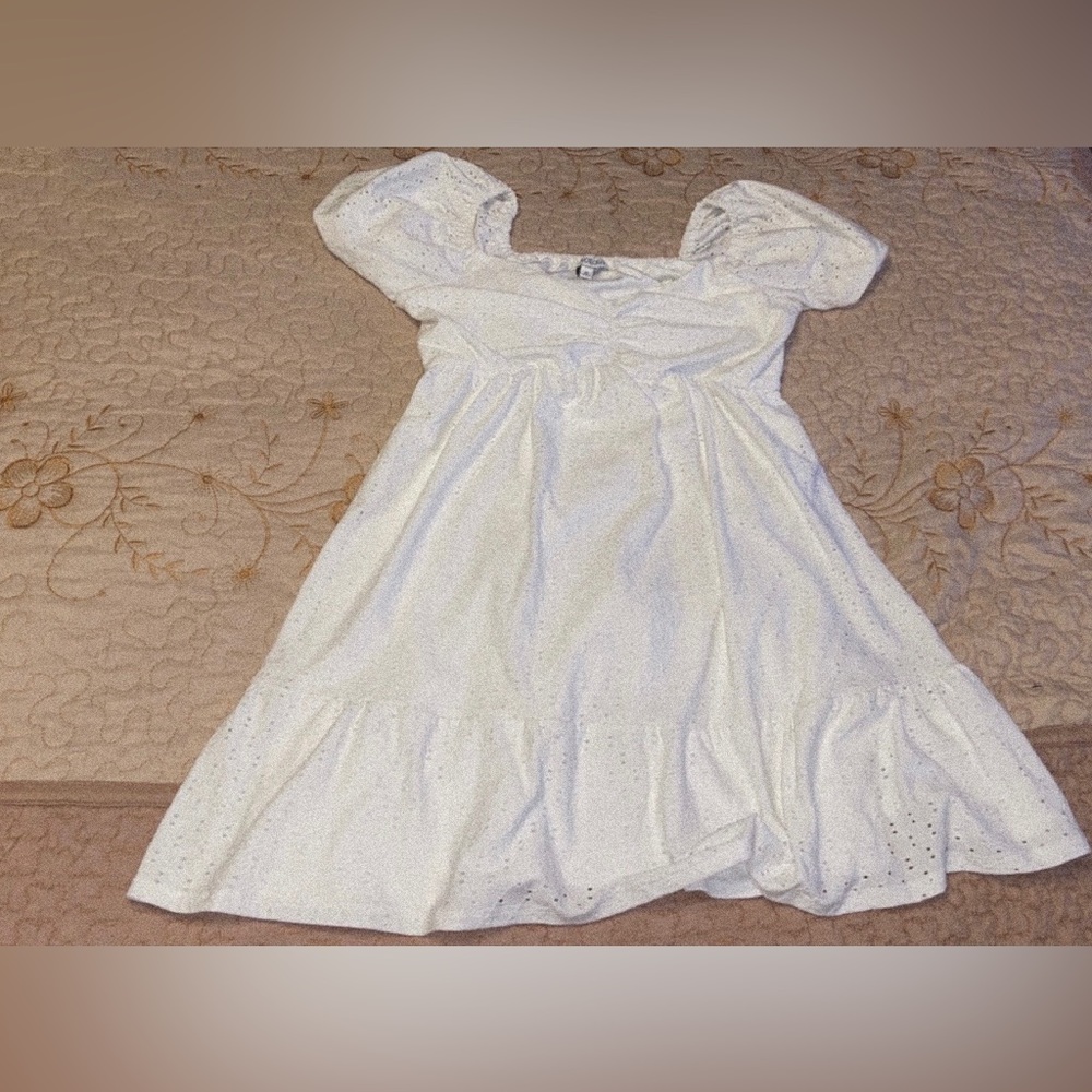 White flowy puff sleeved dress